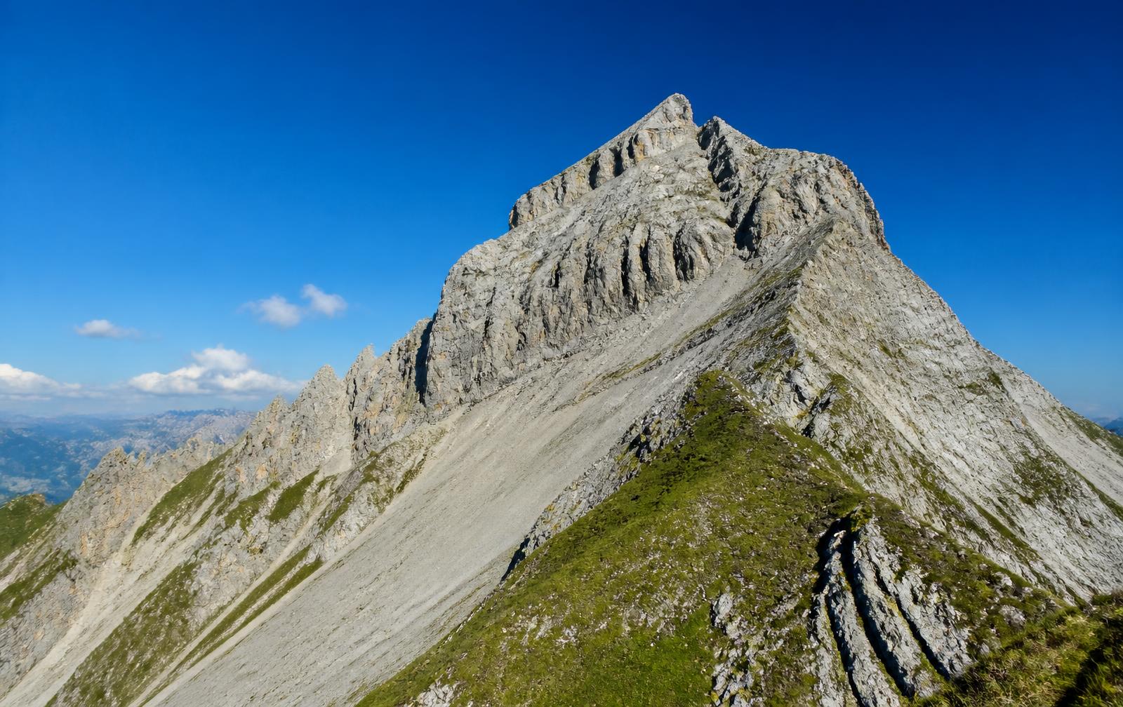 Arête calcaire d'un sommet des Alpes vaudoises sous un ciel bleu profond